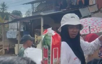 Polri Salurkan Bantuan Sembako untuk Warga Terdampak Banjir Bandang di Gurun Laweh