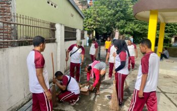 Wujud Kepedulian Polri, Polsek Rasanae Barat Bersihkan Lingkungan Masjid