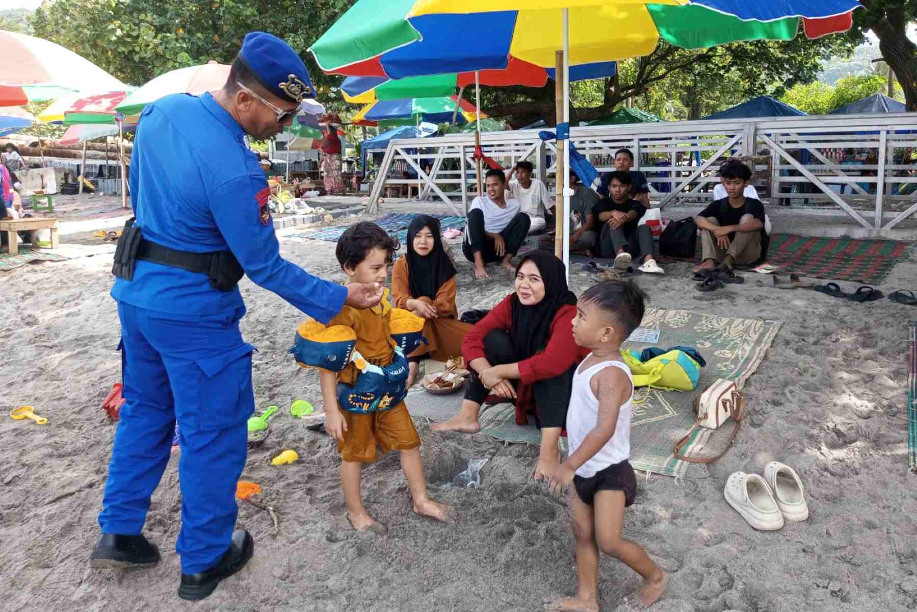 Pantai Senggigi Dijaga Ketat, Polisi Imbau Keselamatan Wisatawan