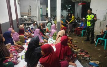 Babinsa Jempong Baru Dampingi Warga Belajar Baca Tulis