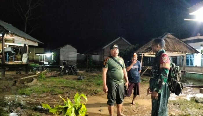 Monitoring Banjir Malam, Babinsa Hadir di Tengah Warga