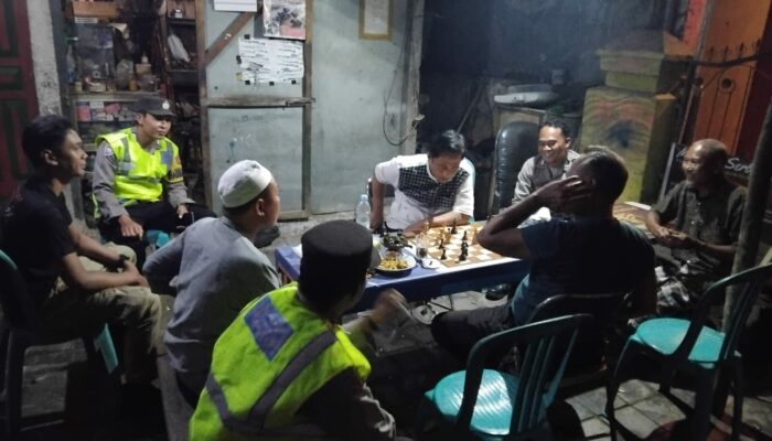 Bersama Warga Polsek Taliwang Jaga Keamanan, Antisiapasi Gangguan Kamtibmas