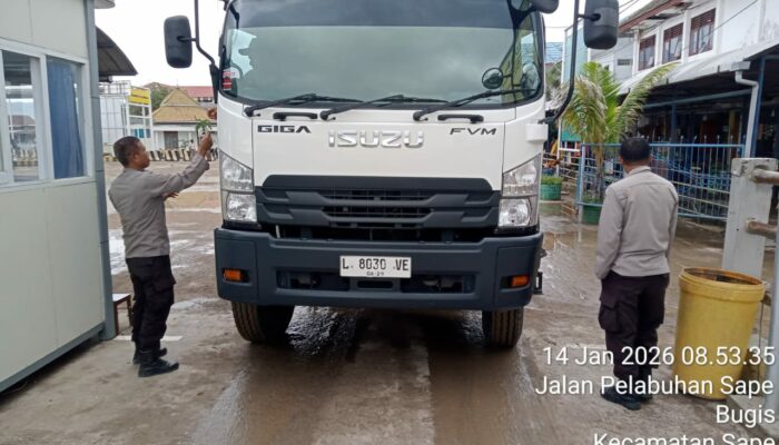 Polsubsektor KP3 Laut Sape Laksanakan Pengamanan Keberangkatan KMP Cakalang Tujuan Labuan Bajo