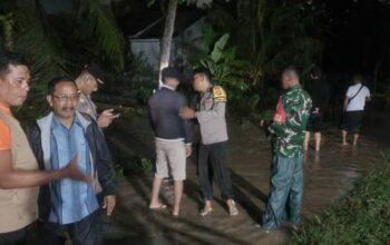 TNI–Aparat Desa Hadir di Tengah Banjir Kuripan