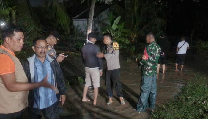 TNI–Aparat Desa Hadir di Tengah Banjir Kuripan