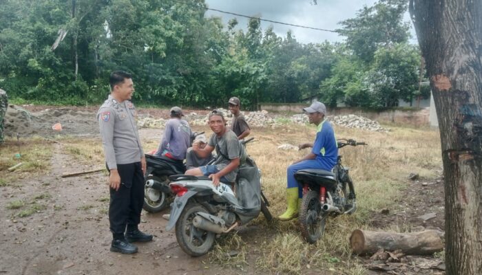 Pererat Silaturahmi, Bhabinkamtibmas Desa Lab Bontong Gencarkan Sambang Desa dan Sosialisasi Kamtibmas