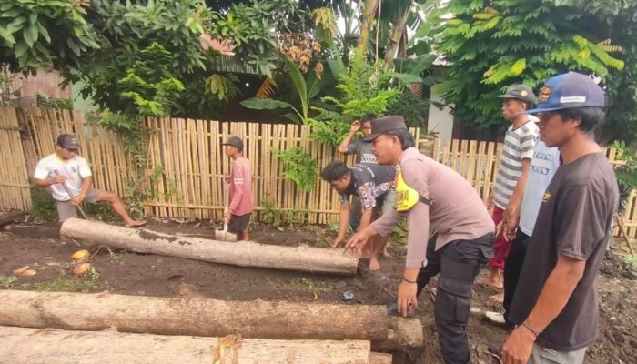 Antisipasi Banjir, Bhabinkamtibmas Polsek Bolo Melaksanakan Gotong Royong Bersama TNI dan Warga Binaan