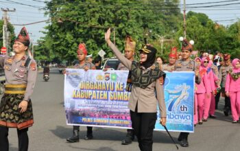 Polres Sumbawa Kawal Ribuan Peserta Karnaval “Batedung Tuntang” Rayakan HUT Sumbawa Ke-67