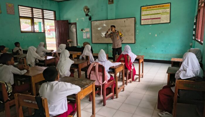 Bhabinkamtibmas Desa Banjar Dampingi Distribusi MBG, Sekaligus Edukasi Hukum dan Tertib Lalu Lintas di SDN Banjar