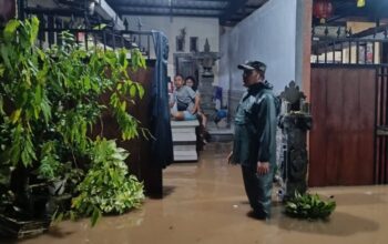 Banjir Rendam Rumah Warga, Babinsa Pastikan Keamanan