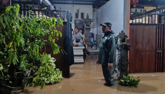 Banjir Rendam Rumah Warga, Babinsa Pastikan Keamanan