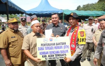 Kapolda Aceh Serahkan 300 Kasur dan Dana Tunggu Hunian untuk Korban Bencana di Ketambe