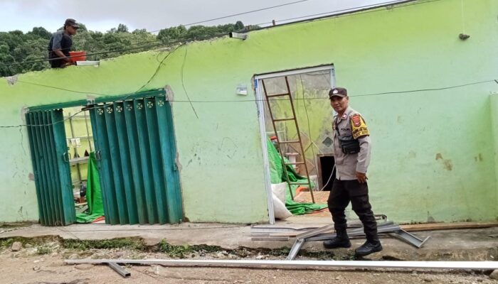 Personel Polsek Donggo, Evakuasi Pohon Tumbang dan Bantu Warga Yang Terdampak Angin Kencang