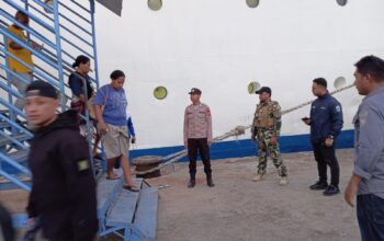 Polsek Kawasan Pelabuhan Laut Bima Laksanakan Pengamanan KM Lawit Saat Embarkasi dan Debarkasi Penumpang