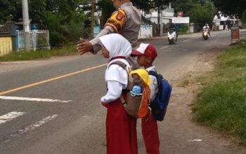 Bhabinkamtibmas Desa Goa Laksanakan Giat Rawan Pagi di Depan SD Negeri 1 Goa