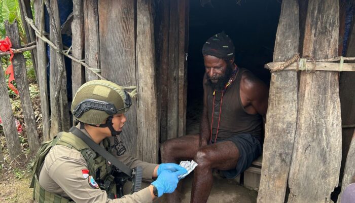 Sentuh Hati Warga, Satgas Damai Cartenz 2026 Gelar Patroli dan Pengobatan Keliling di Sinak