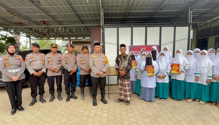 Polri Salurkan Bantuan Al-Qur’an kepada Pesantren Terdampak Banjir