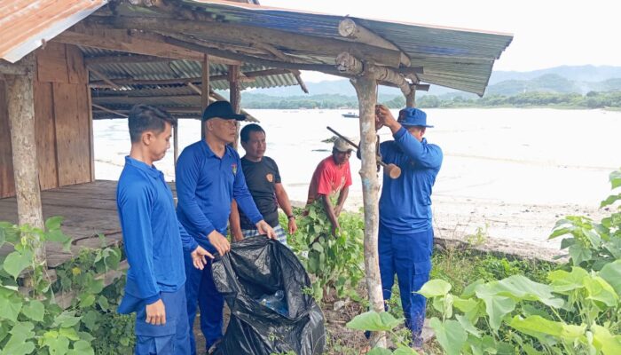 Ditpolairud Polda NTB Laksanakan Giat Bersih Pantai dan Selamatkan Penyu di Pantai Pasir Putih Maluk