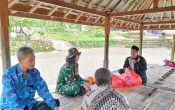 Babinsa Karang Bayan Salurkan Bantuan Olahraga untuk Santri