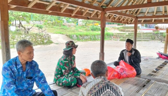 Babinsa Karang Bayan Salurkan Bantuan Olahraga untuk Santri