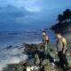 Babinsa dan Bhabinkamtibmas Waspadai Gelombang Tinggi Pantai Gading