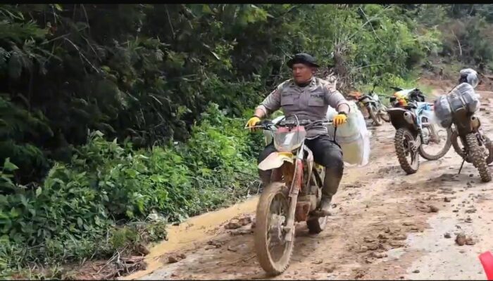 Akses Jalan Rusak, Polres Aceh Tengah Pastikan Bantuan dan Perhatian Sampai ke Warga Terpencil