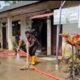 Dukungan Pendidikan Pulih Cepat Pascabanjir, Polres Pidie Jaya Bersihkan Sekolah MIN 1