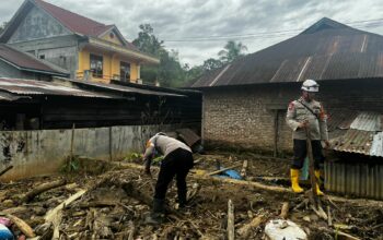 Tim SAR Brimob BKO Polda Sumbar Lakukan Pencarian Korban dan Salurkan Bantuan Banjir di Palembayan
