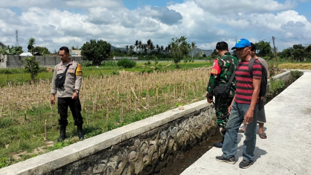 Dukung Ketahanan Pangan, Bhabinkamtibmas Labuapi Sambangi Petani
