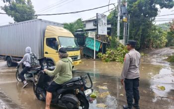 Polsek Kawasan Mandalika Datangi Lokasi Banjir Akibat Hujan Deras Disertai Angin Kencang. ‎