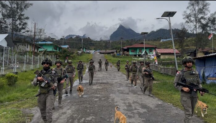 Damai di Hari Ibadah: Kehadiran Satgas Damai Cartenz Bikin Warga Sinak Beribadah Lebih Tenang