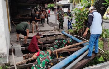 Sinergi TNI-Polri Bersihkan Kali Punia Mataram