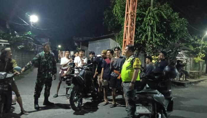 Patroli Humanis Babinsa Amankan Malam Ramadan di Sekarbela