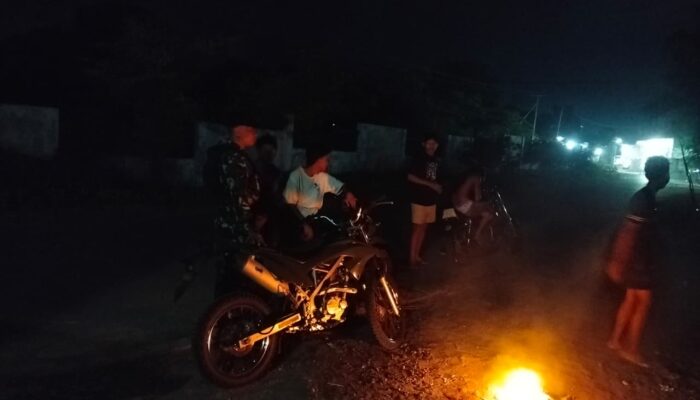 Patroli Malam Babinsa Jaga Kondusivitas Desa Anyar
