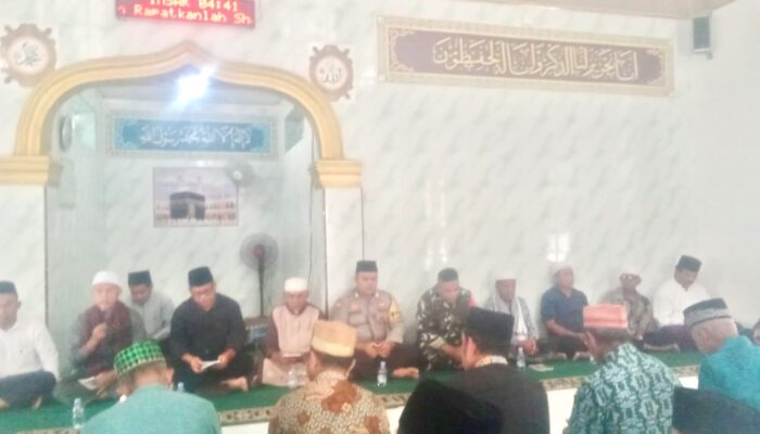 Bhabinkamtibmas Desa Sekongkang Bawah Hadiri Sedekah Lang di Masjid Nurul Iman