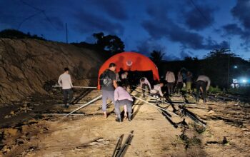 Brimob Polda NTB Dirikan Tenda Darurat, Warga Jerowaru Terdampak Banjir Terbantu