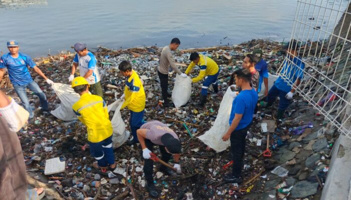 Gotong Royong Bersama di Pelabuhan Bima, Tumbuhkan Kesadaran Pentingnya Kebersihan Lingkungan