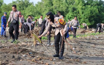 100 Personel Gabungan Polri Laksanakan Gotong Royong Gerakan Indonesia Asri di Pantai Saliper Ate