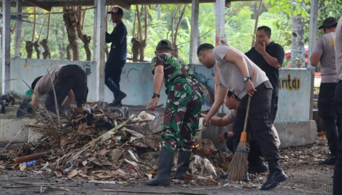 Polres Lombok Utara Gelar Aksi Bersih Pantai Kerakas, Dukung Arahan Presiden soal Penanganan Sampah