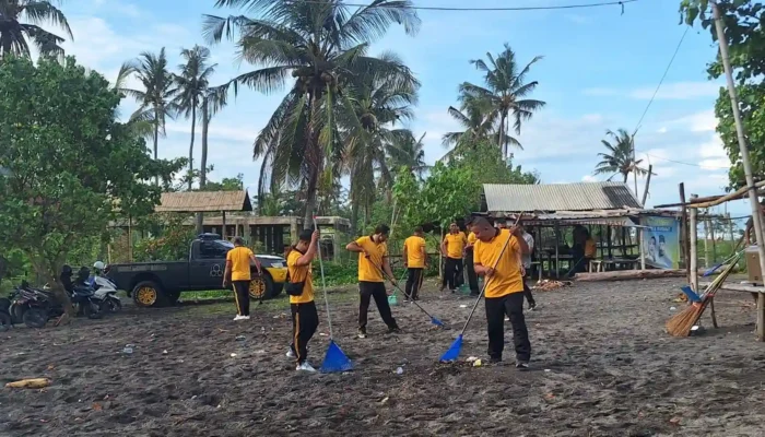 Polsek Gerung Pimpin Aksi Bersih Pantai Induk Lombok Barat