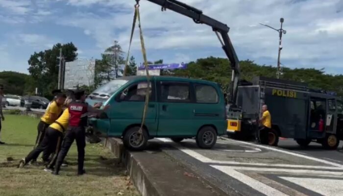 Quick Response Patroli Unit Gasum Dit Samapta Polda NTB Evakuasi Korban Lakalantas di Bundaran Gerung