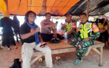 Personel Polsubsektor Wilamaci, Laksanakan Pengamanan Wisata di Pantai Wane