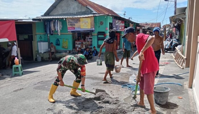 Sambut Ramadhan, Babinsa dan Warga Perbaiki Mushola