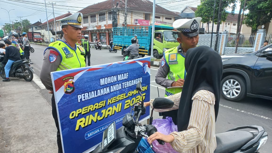 Satlantas Polres Lobar Edukasi Pengendara di Simpang Kediri