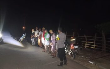 Bhabinkamtibmas Ajak Warga Labuhan Kertasari Aktifkan Kembali Siskamling di Kawasan Wisata