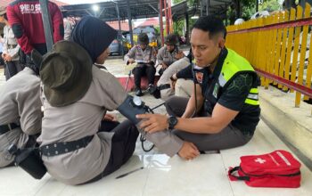 Biddokkes Polda NTB Siaga Dampingi Long March dan Pembaretan Bintara Remaja