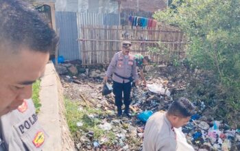 Dukung Program Presiden RI “Indonesia Asri”Polsek Bolo Bersama TNI dan Masyarakat Bersihkan Sampah Pantai di Desa Nggembe