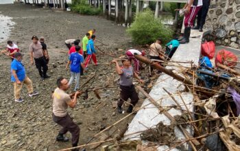 Polres Bima Kota Pimpin Kerja Bakti Dukung Program ASRI Polda NTB di Pantai Amahami