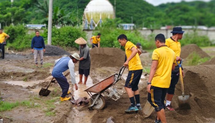 Ditpolairud Polda NTB Gotong Royong Perbaiki Jalan Bersama Masyarakat Sekotong