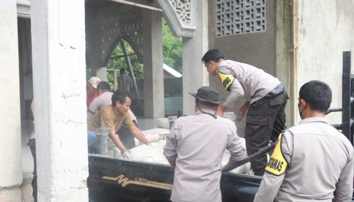 Polres Sumbawa Barat Gelar Jum’at Berkah, Salurkan Bantuan Semen ke Masjid Nurul Gufron
